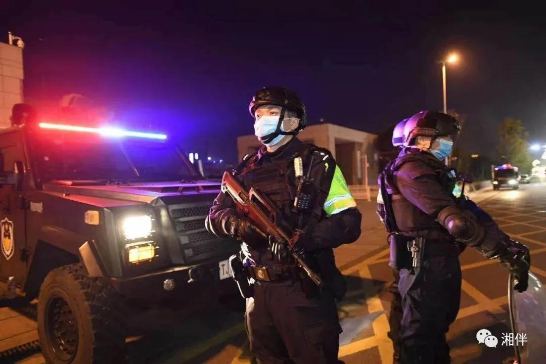 图为身着战训服、手持防暴枪的特警队员在“湘府西路”星城快警平台执勤。湖南日报·新湖南客户端记者辜鹏博 摄