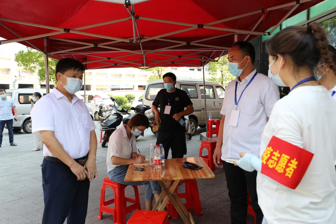 市纪委常委、市监委委员言罗根(左一)在云龙示范区学府华庭小区督查社区疫情防控及干部值守情况