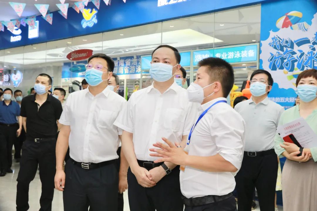 郑建新一行在位于天心区的康之泉·星城活水馆调研暑期向中小学生免费开放游泳场所、督导学生防溺水工作。(刘书勤 摄)