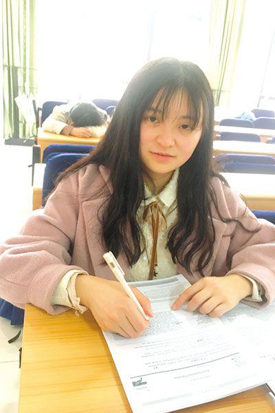 柳芝慧在教室内学习。记者周婷