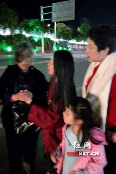 网友供图:李雨儿(中间)街头扶起跌倒老人。