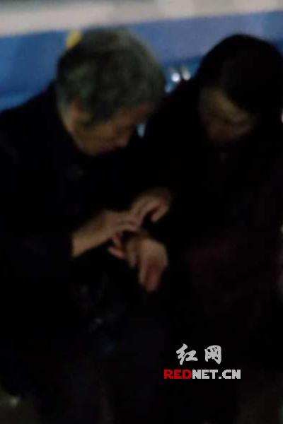 网友供图：李雨儿在医院察看老人伤情。
