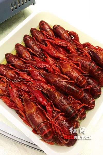 南县顺祥食品公司独创冰镇香草汤料虾,经蒸汽蒸煮、液氮速冻,解冻略带一点点冰即可食。镇香草汤料虾于2014年获得国家发明专利证书。