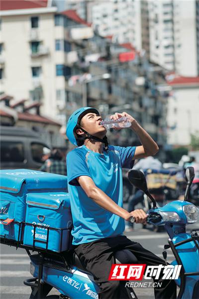 10天近万个烤韭菜订单多数来自解放西路酒吧街