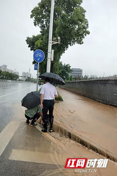 每一个地势低洼处都有专人负责疏导。