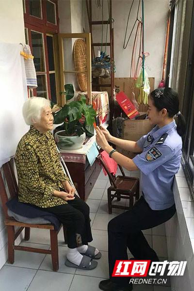 民警上门为老人拍照。