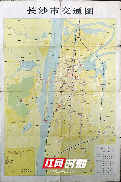 在1978年的《长沙市交通图》上，长沙跨江的还只有一座桥，五一路没有全通，城市的建筑发展才刚起步。
