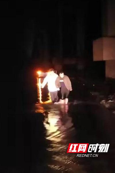 男子驾车不慎坠江 民警多方联动救人又救车