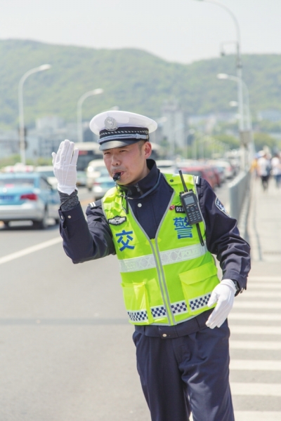 ▲4月6日，参与救人的岳麓交警大队副大队长郑小飞在指挥交通。图/实习生张云峰