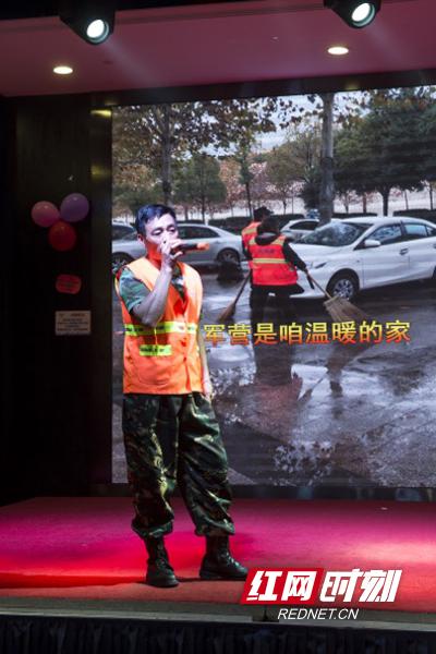 参加宴会的环卫工人黄智平用一首《军中绿花》对主办方和同事们表达感谢和问候。（摄影：谢长贵）
