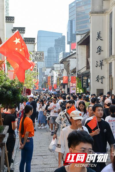 太平老街迎来国庆假期客流高峰。