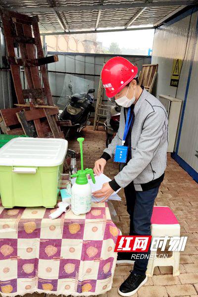 驻企联络员黄茂龙对开福区马湾路项目的防疫举措进行检查。