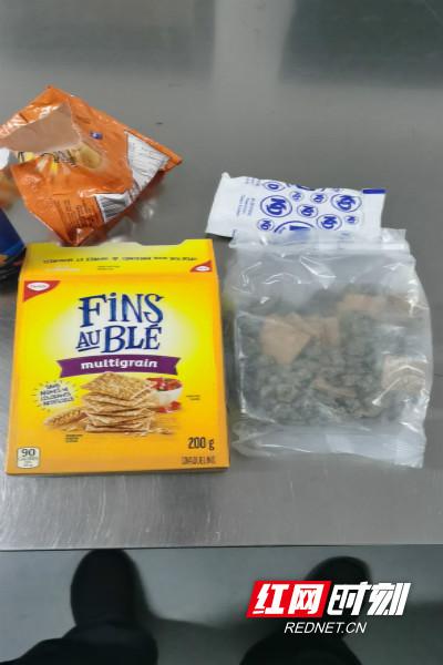 夹藏在饼干等食品中的走私毒品大麻。