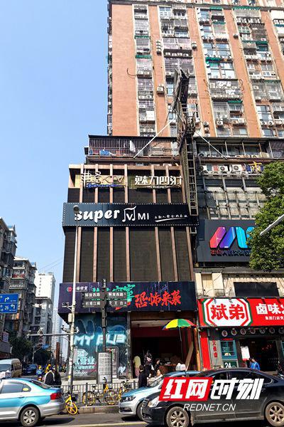 长沙魅力四射酒吧的招牌虽未拆除,但已有新的品牌进驻。