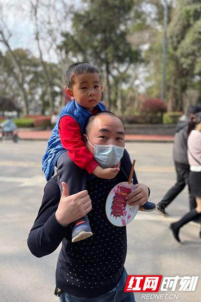  国家第三批中医医疗队队员、湖南中医药大学第二附属医院消化内科副主任医师祁双林，带着宝宝前来赴约。