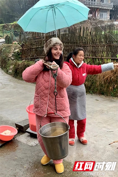 梅洛和婆婆准备去打豆腐。