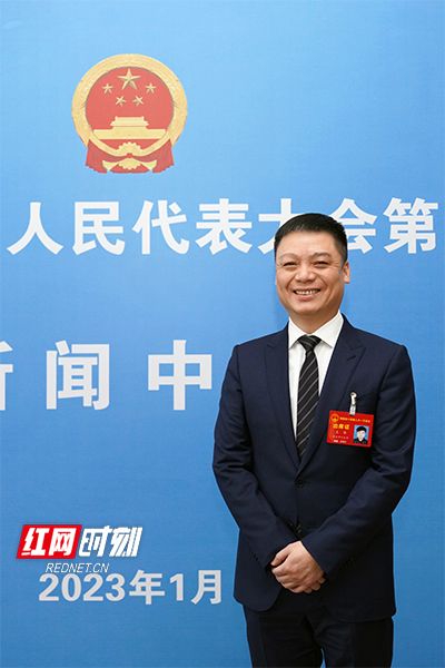 王华。