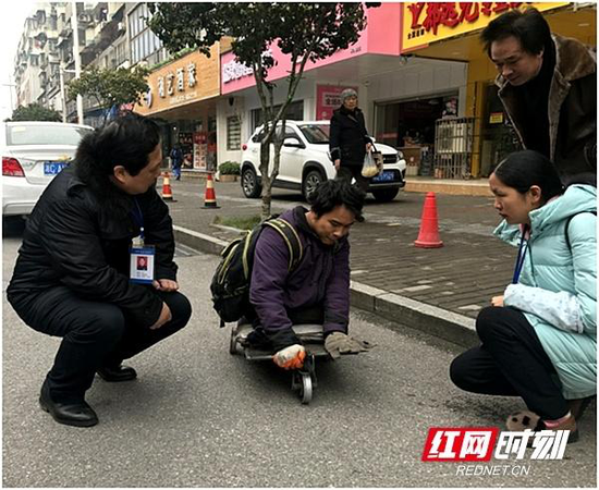 湘潭市救助站工作人员在街头开展救助工作。来源：红网时刻