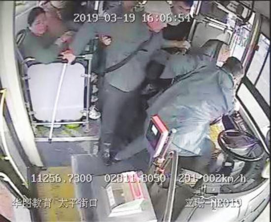 惊魂10秒：长沙一公交行驶中司机被拽倒