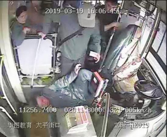 惊魂10秒：长沙一公交行驶中司机被拽倒