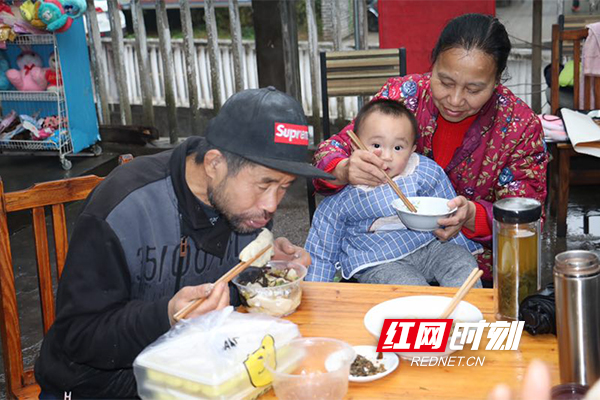 7年送出3万碗爱心米粉 中国好人办起冬至饺子宴