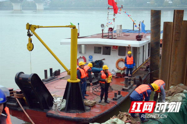 1月的长沙室外温度逼近0℃,为确保工程建设进度,长沙湘江东岸堤防改造项目部倒排工期加班加点,全力以赴推进项目施工生产。