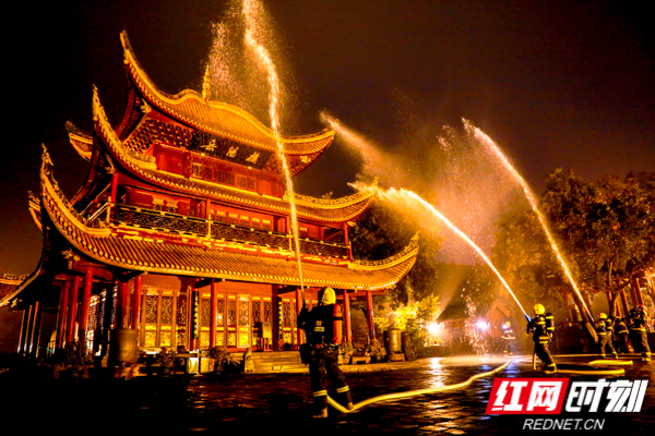 岳阳楼晚上突然“起火” 各级消防部门紧急“扑灭”