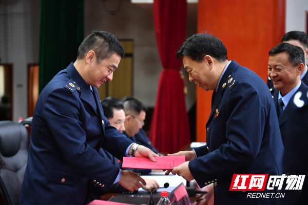 全省税务系统各单位主要负责人向国家税务总局湖南省税务局党委书记刘明权(左一)递交全面从严治党责任状。