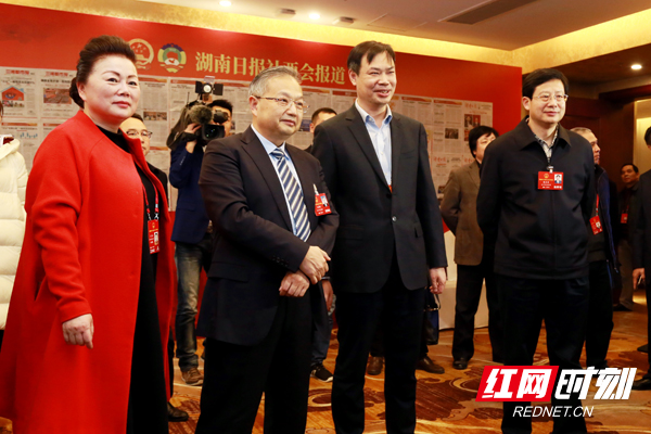 1月29日，湖南省人大常委会副主任王柯敏（前排左二）看望湖南日报参与两会报道的新闻工作者。