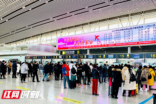 在长沙机场，正月初二至初五旅客运输量逐步增长，尤其初五开始返程与出游客流叠加，客流不断攀升。