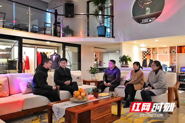 近日,天心区赤岭路街道工委书记柳宏伟、街道分管经济工作的班子成员周克俭一行到芙蓉南路社区企?#24213;?#35775;。