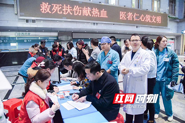 湖南省第二人民医院137名“白衣天使”献血45300毫升。摄影 蒋泉潜