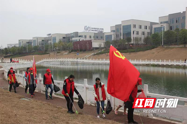 长沙雨花区同升街道机关党员先锋示范巡河。
