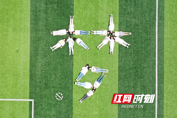 衡阳大学生睡眠日行为艺术：“关闭手机 午休入睡”