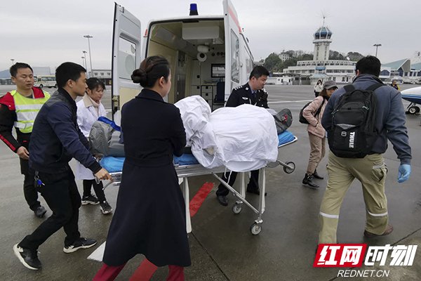 　　

3月23日，张家界机场与口岸联检单位全力配合搭建国际绿色生命通道，护送一名越南籍重症病患顺利返回越南河内。