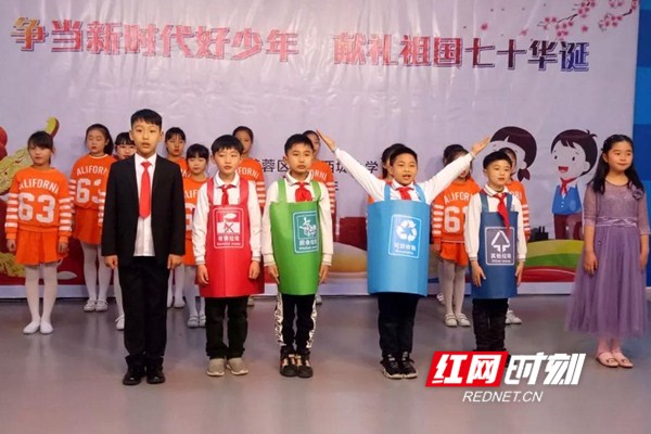 小学生变身“垃圾桶” “ 四大家族”分享垃圾分类秘诀