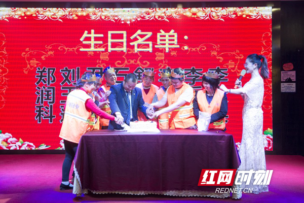 吃海鲜 喝红酒 唱卡拉OK 120名环卫工人的别样劳动节