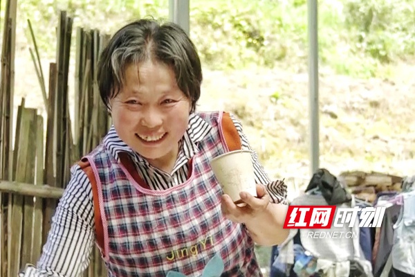开心的王美绒。