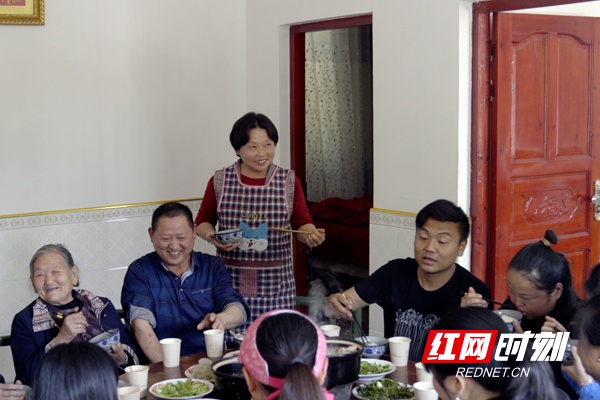 一家人吃团圆饭。