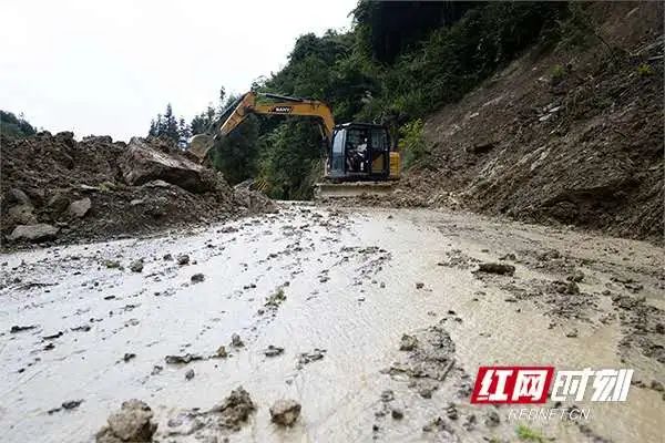 ▲7月11日，永定区教字垭镇朝天村道路塌方处正在清理。