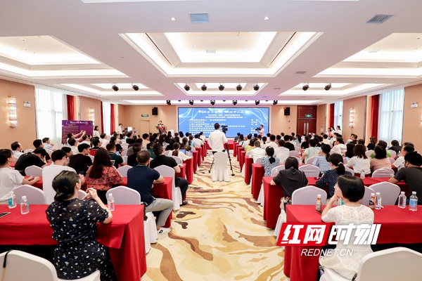 7月29日下午,2020中国(湖南)咨询行业圆桌论坛暨长沙市咨询业协会第二届理事会就职典礼在长沙举行。