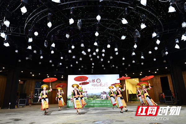 活动现场展示瑶族特色舞蹈。
