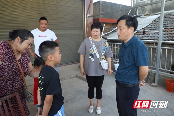 河坝镇中心完小校长岳平(右一)和老师在学生家中走访。