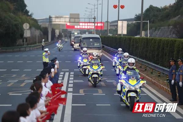 湖南省用最高礼遇迎接欢迎抗疫英雄。
