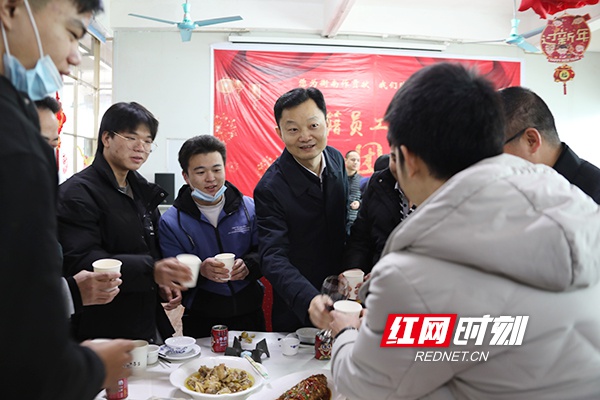衡南县委书记胡果雄与选择留在衡南就地过年的“衡南建设者”一起过年。