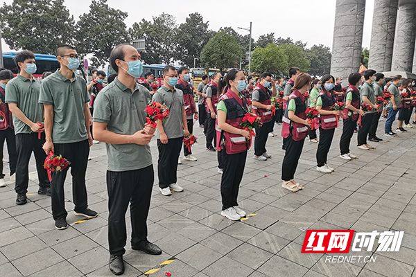 援株队员手捧鲜花准备返程。