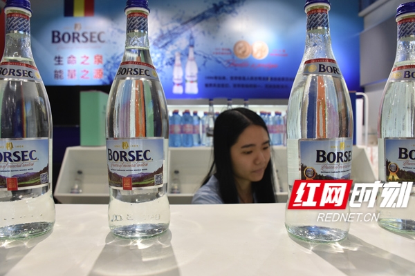 1-8月,湖南实现社会消费品零售总额12081.40亿元,同比增长2.7%。杨斌摄