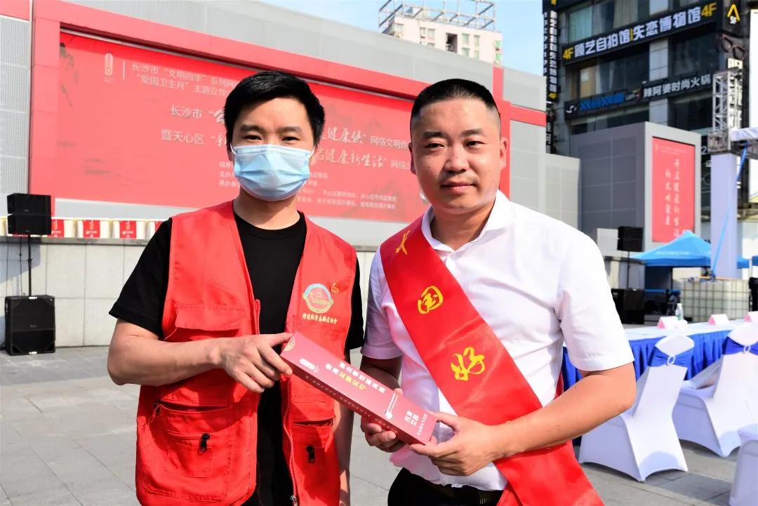 汤俊杰（右）被评为2019年度中央文明办见义勇为“中国好人”