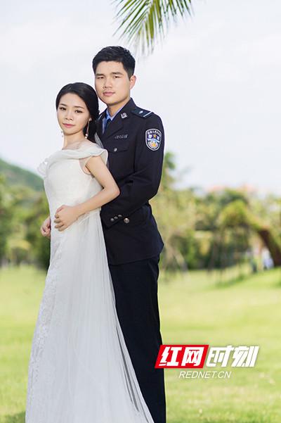 在这组迟到的婚纱照上,匡兵带有疤痕的左手藏在了温琦华身后。