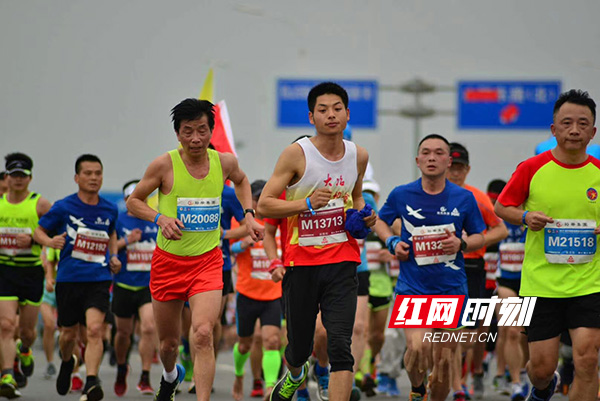 衡马激情开跑 1.5万名国际跑者跑进“最美赛道”